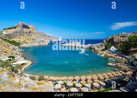 Mit Blick auf den beeindruckenden St Pauls Bay Lindos, Insel Rhodos Griechenland Europa Stockfoto