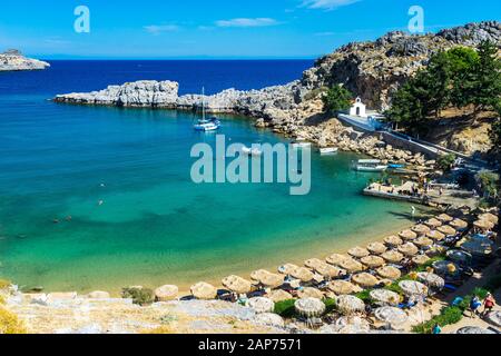 Mit Blick auf den beeindruckenden St Pauls Bay Lindos, Insel Rhodos Griechenland Europa Stockfoto