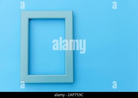 Entwerfen Sie einfach mit leeren blauen Rahmen auf Blau Pastell bunten Hintergrund isoliert. Ansicht von oben, flach, Kopieren, Mock up. Minimalen Begriff Stockfoto