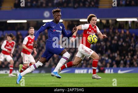 Chelsea's Tammy Abraham und David Luiz von Arsenal in der Premier League an der Stamford Bridge, London. Stockfoto