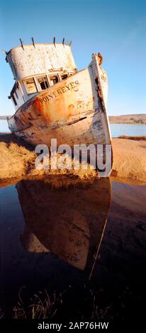 Schiff am Flussrand zerstört Stockfoto