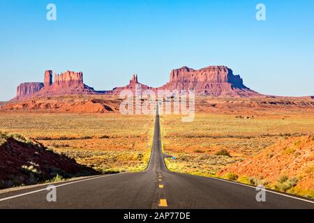 Malerische Straße, die zum Monument Valley führt Stockfoto