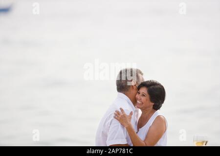 Reifes Paar am Strand Stockfoto