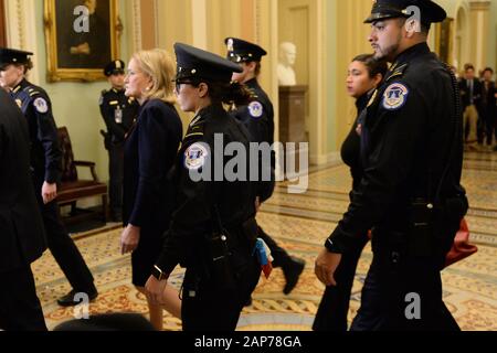 Washington, DC, USA. 21 Jan, 2020. 1/21/20 - Die US Capitol in Washington, DC. Der Senat ein Amtsenthebungsverfahren gegen Präsident Donald Trump beginnt am U.S. Capitol. Haus Amtsenthebungsverfahren Manager Sylvia Garcia Spaziergänge in Richtung der Senat Kammern für den Beginn der Hauptverhandlung. Credit: Christy Bowe/ZUMA Draht/Alamy leben Nachrichten Stockfoto