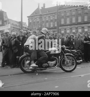 Dam tot Dam Rennen, erster Tag, [Motorradfahrer mit Passagier hinter, Niederländischen Eisenbahnen out] Anmerkung: Am 27. August 1959 der erste Damm Rennen statt. Die Veranstaltung war eine Initiative der Gemeinden von Amsterdam Zaandam als spielerischer Protest gegen die fehlende Verbindung zwischen Amsterdam und Zaandam. Sie wollten den Druck auf die Regierung auszuüben, damit die Coentunnel rasch zu verwirklichen. Die Teilnehmer hatten eine Route von der Zaanse Dam zu Amsterdam Dam, in dem alle möglichen Schiffe und Schiffe zugelassen wurden. Viele Prominente in das Rennen teilgenommen, wie Sänger Teddy Scholten Stockfoto