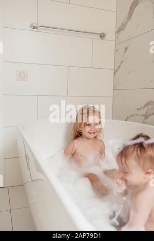 Kleiner Bruder und Schwester, die in einem Schaumbad baden
