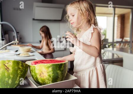 Kleines Mädchen, das eine Wassermelone isst