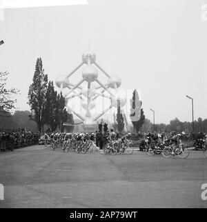 Tour de France 1960; Radfahrer Pass das Atomium. Zweite Stufe: Brussels-Dunkirk (206 km). en-Hana 2.24.01.03 0 911-3743; Stockfoto