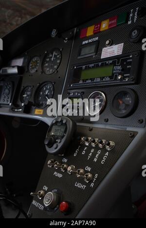 Ultraleichtflugzeuge Ultraleichtflugzeuge innen Tragschrauber Instrumententafel Stockfoto