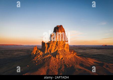 Luftaufnahme des Agathla Peak am Morgen von oben, Arizona Stockfoto