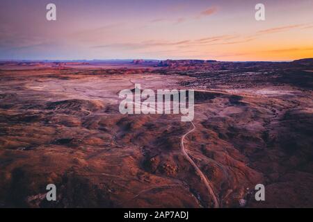 Luftaufnahme einer unbefestigten Straße in einer Wüste von Arizona am Morgen Stockfoto