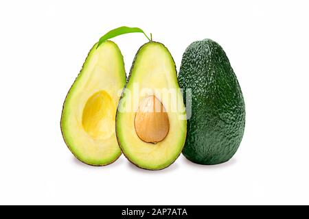 Isoliertes Avocado. Frische Avocado-Früchte cit zur Hälfte isoliert auf weißem Hintergrund. Stockfoto