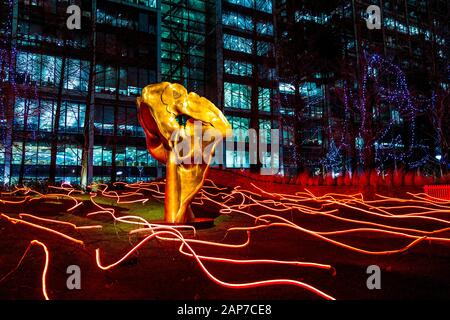 "Fortuna"-Skulptur von Helaine Blumenfeld umgeben von Angus Muir Design Installation "Squiggle" Canary Wharf Winter Lights Festival 2020, London, Großbritannien Stockfoto