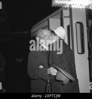 Anreise lieutenant Admiral H. L. Vorschriftsmässiger am Flughafen Schiphol Gruß Frau Datum: 27 Januar 1961 Standort: Amsterdam, Noord-Holland Schlüsselwörter: Ankünfte, Frauen, grüße Persönlicher Name: Vorschriftsmässiger, H.H.L. Stockfoto