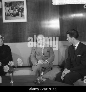 Anreise lieutenant Admiral H. L. Vorschriftsmässiger am Flughafen Schiphol lieutenant Admiral Proppper während der Pressekonferenz Datum: 27 Januar 1961 Standort: Amsterdam, Noord-Holland Schlüsselwörter: Ankünfte, Ankünfte, etc. Pressekonferenzen Persönlicher Name: Vorschriftsmässiger, H.H.L. Stockfoto