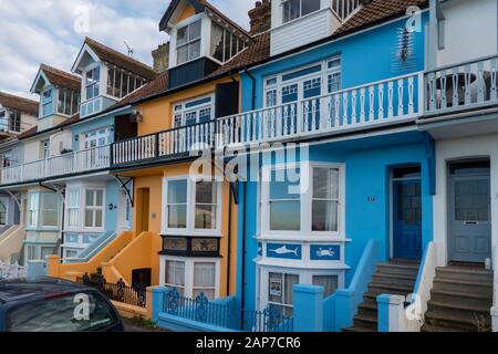 Wave Crest, bunte, Häuser, Whitstable, direkt am Meer, Whitstable, Kent Stockfoto