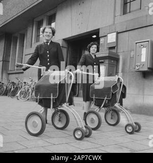 4 fahrbare Karren für weibliche Briefträger in Amsterdam Datum: 3 März 1961 Ort: Amsterdam, Noord-Holland Keywords: Briefträger, Fahrzeuge Stockfoto