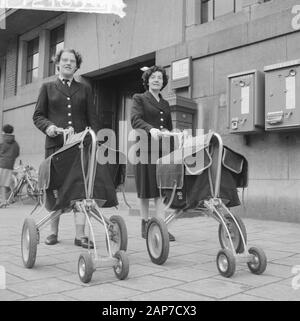 4 fahrbare Karren für weibliche Briefträger in Amsterdam Datum: 3 März 1961 Ort: Amsterdam, Noord-Holland Keywords: Briefträger, Fahrzeuge Stockfoto