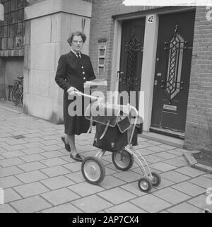 4 fahrbare Karren für weibliche Briefträger in Amsterdam Datum: 3 März 1961 Ort: Amsterdam, Noord-Holland Keywords: Briefträger, Fahrzeuge Stockfoto