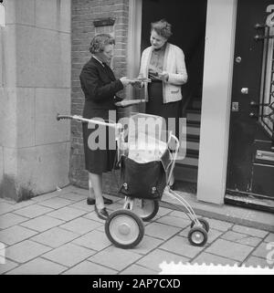 4 fahrbare Karren für weibliche Briefträger in Amsterdam Datum: 3 März 1961 Ort: Amsterdam, Noord-Holland Keywords: Briefträger, Fahrzeuge Stockfoto