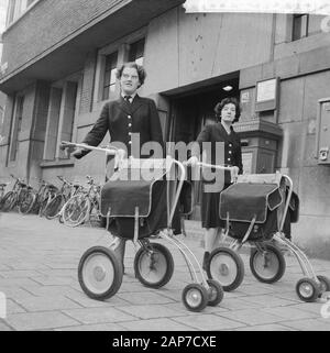 4 fahrbare Karren für weibliche Briefträger in Amsterdam Datum: 3 März 1961 Ort: Amsterdam, Noord-Holland Keywords: Briefträger, Fahrzeuge Stockfoto