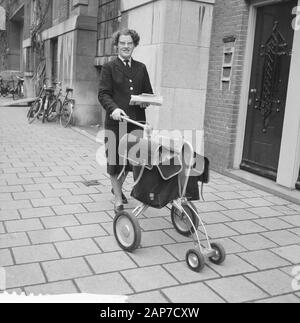 4 fahrbare Karren für weibliche Briefträger in Amsterdam Datum: 3 März 1961 Ort: Amsterdam, Noord-Holland Keywords: Briefträger, Fahrzeuge Stockfoto