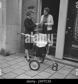 4 fahrbare Karren für weibliche Briefträger in Amsterdam Datum: 3 März 1961 Ort: Amsterdam, Noord-Holland Keywords: Briefträger, Fahrzeuge Stockfoto