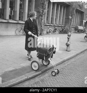 4 fahrbare Karren für weibliche Briefträger in Amsterdam Datum: 3 März 1961 Ort: Amsterdam, Noord-Holland Keywords: Briefträger, Fahrzeuge Stockfoto