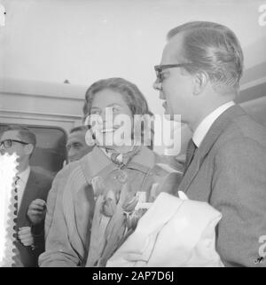 Anreise Ingrid Bergmann am Flughafen Schiphol Lars Schmidt und Ingrid Bergmann Datum: März 15, 1961 Ort: Noord-Holland, Schiphol Schlüsselwörter: Ankünfte Persönlicher Name: Ingrid Bergmann, Schmidt, Lars Stockfoto