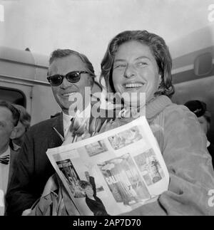 Anreise Ingrid Bergmann am Flughafen Schiphol Lars Schmidt und Ingrid Bergmann Datum: März 15, 1961 Ort: Noord-Holland, Schiphol Schlüsselwörter: Ankünfte Persönlicher Name: Ingrid Bergmann, Schmidt, Lars Stockfoto