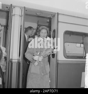Anreise Ingrid Bergmann am Flughafen Schiphol Ingrid Bergmann verlässt den van Datum: März 15, 1961 Ort: Noord-Holland, Schiphol Schlüsselwörter: Ankünfte, Transporter Persönlicher Name: Ingrid Bergmann Stockfoto