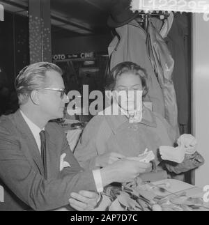 Anreise Ingrid Bergmann am Flughafen Schiphol Lars Schmidt und Ingrid Bergmann während drücken Sie conferenti Datum: März 15, 1961 Ort: Noord-Holland, Schiphol Keywords: Ankünfte, Pressekonferenzen Persönlicher Name: Ingrid Bergmann, Schmidt, Lars Stockfoto