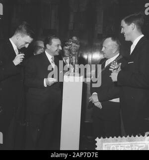 Statuette für die Stadt Amsterdam durch studentische Vereinigung Thomas von Aquin Datum: Mai 8, 1961 Ort: Amsterdam, Noord-Holland Keywords: CITS, Angebote, Figürchen Institution Name: Sanctus Thomas von Aquin Stockfoto