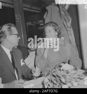 Anreise Ingrid Bergmann am Flughafen Schiphol Lars Schmidt und Ingrid Bergmann während drücken Sie conferenti Datum: März 15, 1961 Ort: Noord-Holland, Schiphol Keywords: Ankünfte, Pressekonferenzen Persönlicher Name: Ingrid Bergmann, Schmidt, Lars Stockfoto