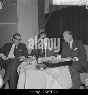 Anreise Ingrid Bergmann am Flughafen Schiphol Datum: März 15, 1961 Ort: Noord-Holland, Schiphol Schlüsselwörter: Ankünfte Person Name: Ingrid Bergmann Stockfoto
