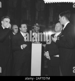 Statuette für die Stadt Amsterdam durch studentische Vereinigung Sanctus Thomas von Aquin Datum angeboten: 8. Mai 1961 Ort: Amsterdam, Noord-Holland Keywords: studentenvereinigungen Institution Name: Sanctus Thomas von Aquin Stockfoto