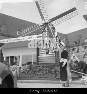 Amsterdam Woche in München. Bäuerin für Modell Mühle Datum: Mai 25, 1961 Standort: München Schlüsselwörter: boerinnen, Mühlen Stockfoto