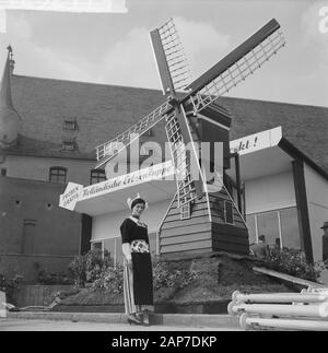 Amsterdam Woche in München. Bäuerin für Modell Mühle Datum: Mai 25, 1961 Standort: München Schlüsselwörter: boerinnen, Mühlen Stockfoto
