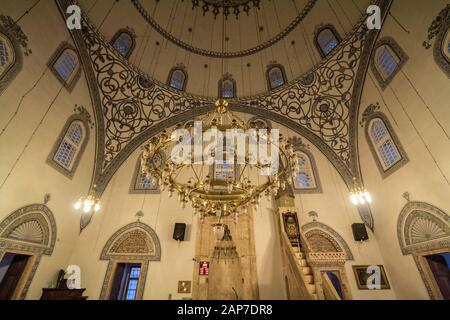 Prishtina, KOSOVO - 11. NOVEMBER 2016: Interieur der Fatih-Moschee von Prishtina, auch Kaisermoschee oder Xhamia e Mbretit genannt. Es ist ein großer Landm Stockfoto