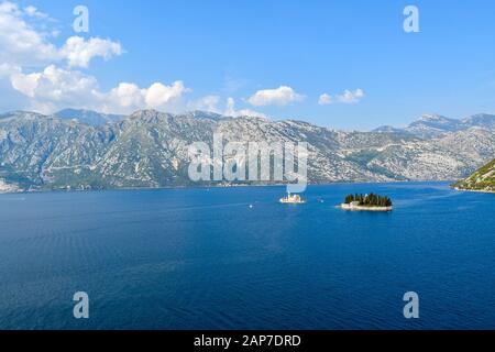 Ostrvo Sveti Đorđe, oder St. George Island, ist eine kleine natürliche Insel vor der Küste von Perast in der Bucht von Kotor, Montenegro. Stockfoto