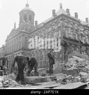 Amsterdam. Restaurierung der neuen Kirche auf dem Dam: Abbrucharbeiten. Im Hintergrund der Palast auf dem Dam Datum: 17 April 1961 Ort: Amsterdam, Noord-Holland Stichwörter: Abriss, Barock, Kuppeln, Paläste, Restaurierungen, Stadt Skulpturen Stockfoto