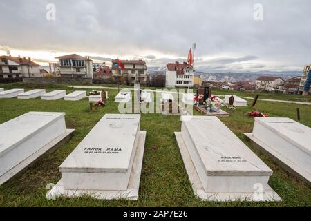 Pristina, KOSOVO - 12. NOVEMBER 2016: Gräber von Kämpfern der Befreiungsarmee des Kosovo (KLA, auch UCK genannt), die 1999 im Konflikt im Kosovo getötet wurden Stockfoto
