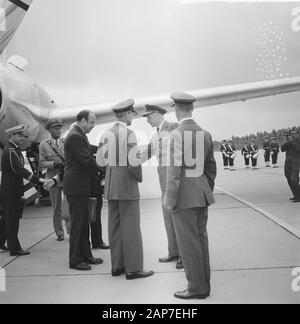 Anreise L. Norstad bei der NATO an Ypenburg Datum: 11 Juli 1961 Standort: Den Haag, Ypenburg, South-Holland Schlüsselwörter: Ankünfte Persönlicher Name: Lauris Norstad, Stockfoto