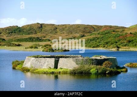 Doon Fort prähistorischer Stein cashel kaiseal oder dun. Vorchristliche Zuflucht auf der kleinen Insel am Krannog See in Doon Lough bei Ardara, Donegal, Irland Stockfoto