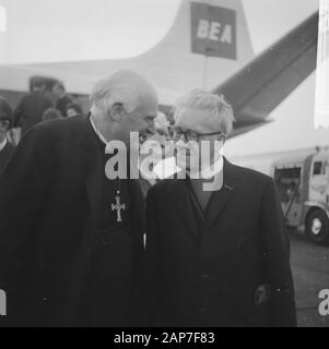 Erzbischof von Canterbury [Arthur Michael Ramsey] am Flughafen Schiphol und Dr. Andreas Rinkel [Erzbischof der ehemaligen katholischen Kirche] Datum: September 18, 1961 Ort: Noord-Holland, Schiphol Keywords: Klerus, Flugplätze Persönlicher Name: Ramsey, Arthur, Michael, Andreas Rinkel, Stockfoto