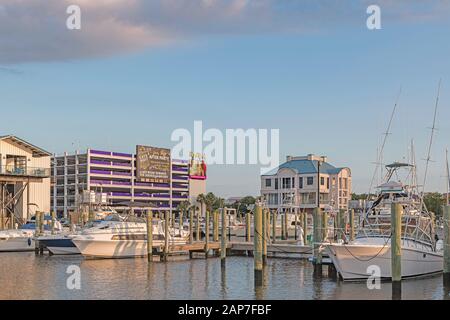 Biloxi Marina mit dem Parkhaus im Hardrock Casino im Hintergrund Stockfoto