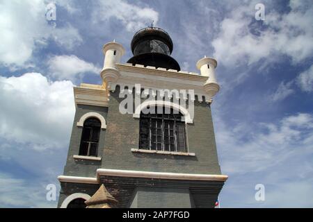 Ein alter Leuchtturm befindet sich auf der Festung El Morro, die sich im kolonialen Teil von San Juan, Puerto Rico, befindet Stockfoto