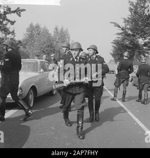 Demonstration Kostenlose Buren auf der Rijksweg Epe-Vaassen. Nationale Polizei Bewaffnet mit Karabiner Datum: 26 September 1961 Standort: Gelderland, vaassen Schlüsselwörter: Demonstrationen, Landwirte, Demonstrationen, Polizisten Stockfoto