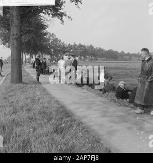 Demonstration Kostenlose Buren auf der Rijksweg Epe-Vaassen. Die Landwirte entlang der Seite der Straße Datum: September 26, 1961 Ort: Gelderland, vaassen Schlüsselwörter: Demonstrationen, Landwirte, Demonstrationen Stockfoto