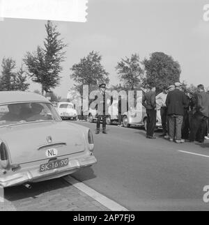 Demonstration Kostenlose Buren auf der Rijksweg Epe-Vaassen. Sitzung Sitzungen Datum: 26 September 1961 Standort: Gelderland, vaassen Schlüsselwörter: Demonstrationen, Landwirte, Demonstrationen, Polizisten Stockfoto